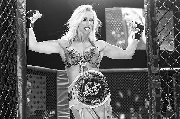 O LFC é uma mistura de MMA com WWE e as lutadoras usam apenas lingerie nos combates. Foto: Ethan Miller/Getty Images