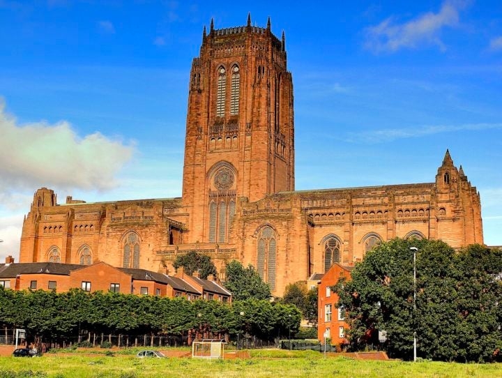 Catedral de Cristo: Fica em Liverpool, na Inglaterra . Fundada em 1904, foi inaugurada sete décadas mais tarde, em 1978. Construída em estilo neogótico, com arenito da região de Woolton, é chamada de Igreja-Catedral do Elevado Cristo. Reprodução: Flipar