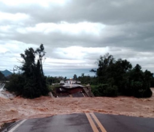 Ponte desabou em Santa Maria, no RS, com a quantidade de água. Foto: Reprodução/redes sociais