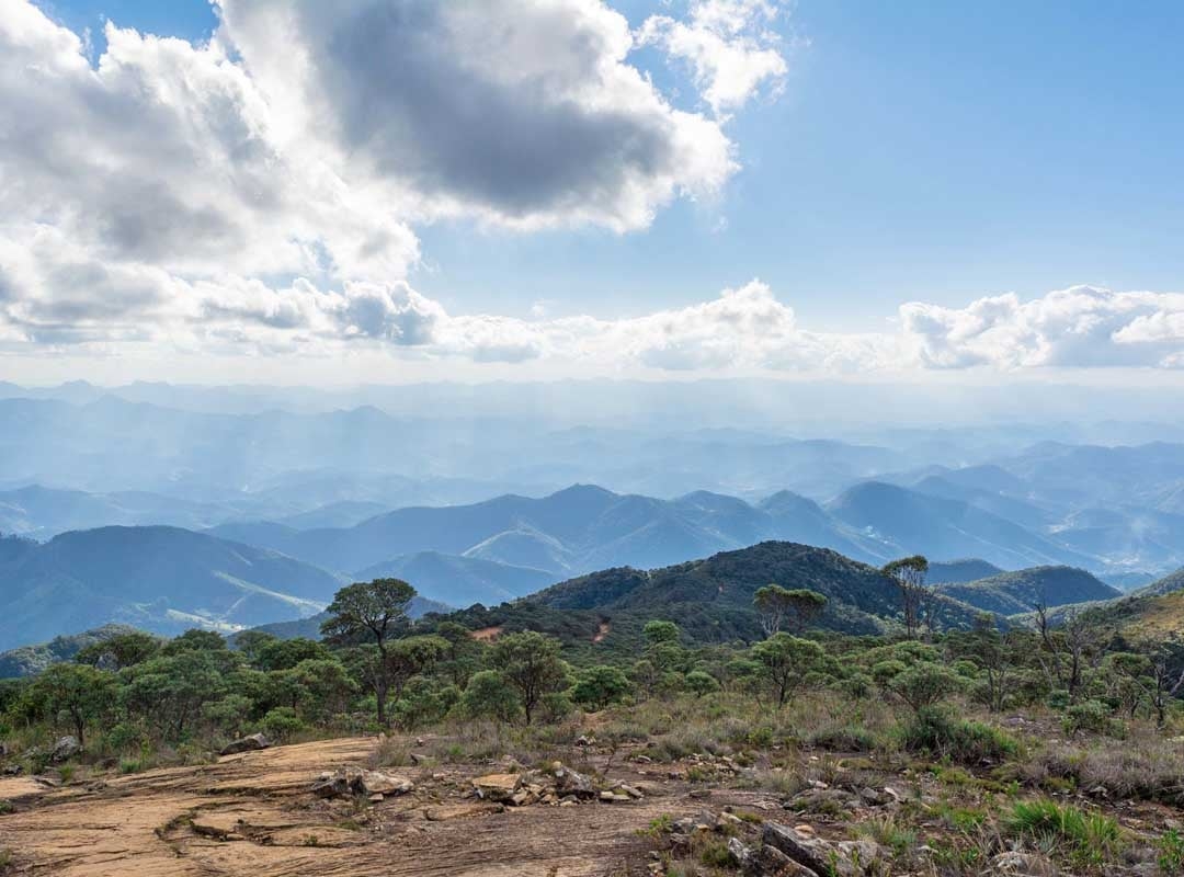 Parque Nacional do Caparaó - Localizada na divisa entre os estados de Minas Gerais e Espírito Santo, o parque é conhecido por abrigar o Pico da Bandeira, o terceiro ponto mais alto do Brasil, com 2.892 metros de altitude. Reprodução: Flipar