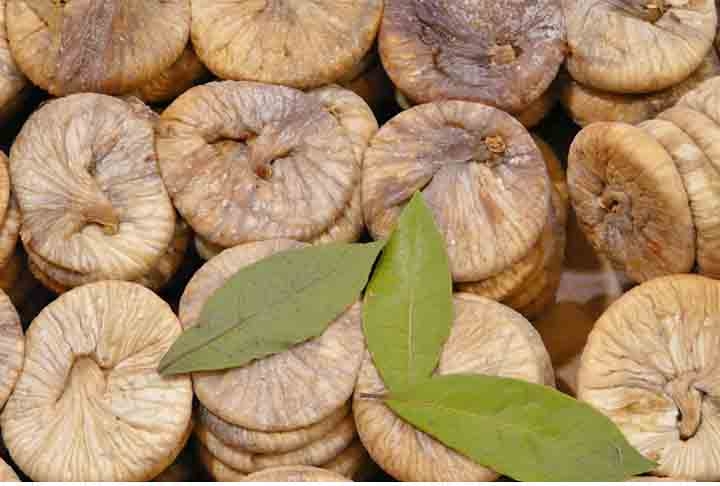 Figos secos: - Assim como as tâmaras, são frequentemente incorporados em receitas de sobremesas, pães, cereais, iogurtes e pratos salgados. Mas fique atento: os figos secos são mais concentrados em calorias e açúcares do que os frescos. Reprodução: Flipar