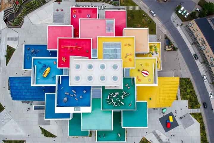 Além da sede da empresa e do Legoland, Billund ainda abriga a Lego House, edifício de 12 mil metros quadrados composto por 25 milhões de peças Lego. 
 Reprodução: Flipar