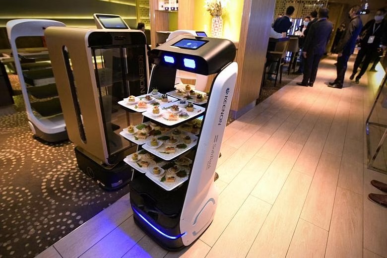 Os robôs são uma opção válida para hotéis mais modernos e facilitam ao exercer funções mais básicas, como levar refeições aos hóspedes 