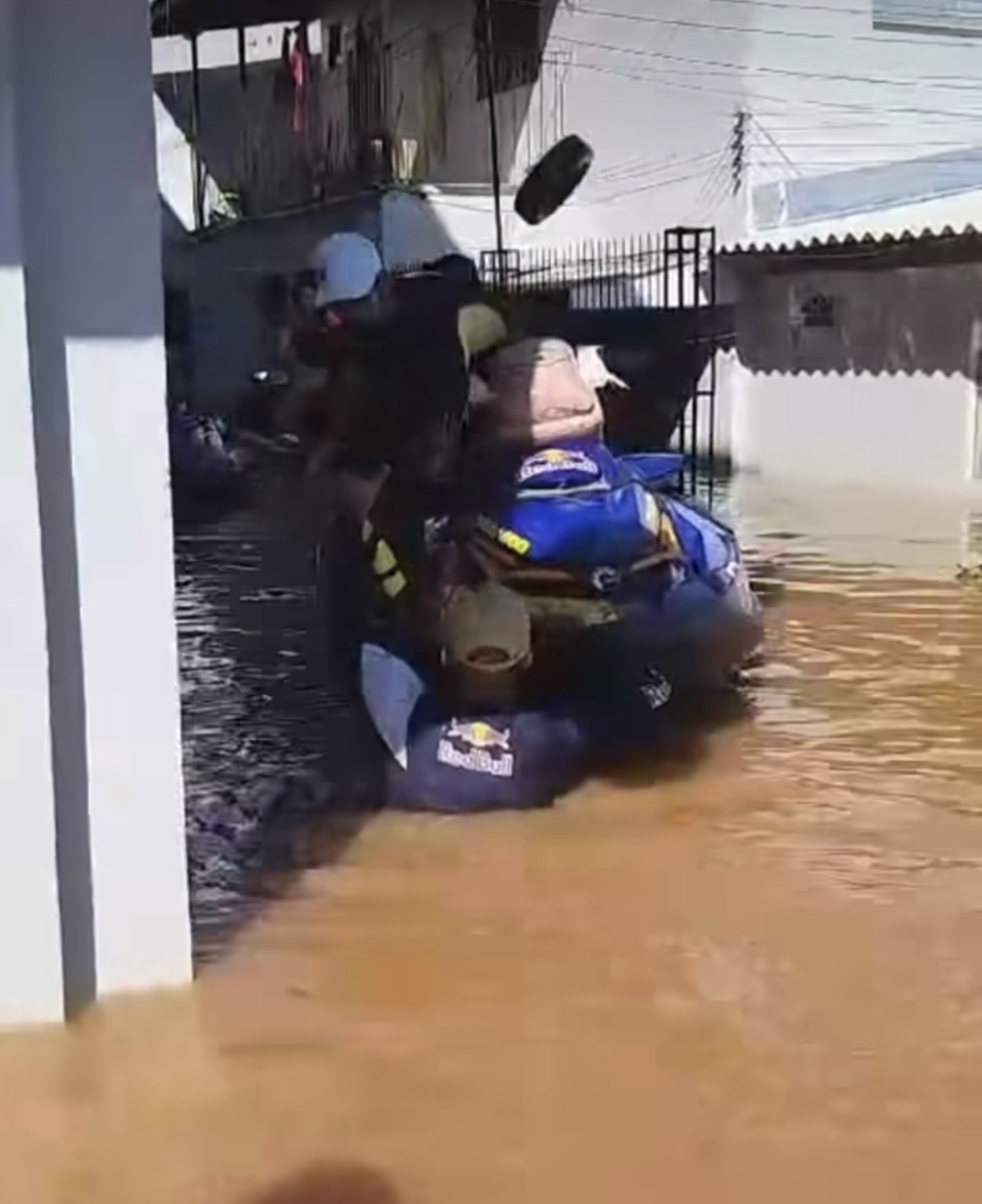 O surfista atraiu muitos elogios nas redes sociais ao postar imagens dos salvamentos, em áreas completamente alagadas, e Luana Piovani decidiu rebater, publicando que ele deixou a filha durante 20 dias sem ir à escola.  Reprodução: Flipar