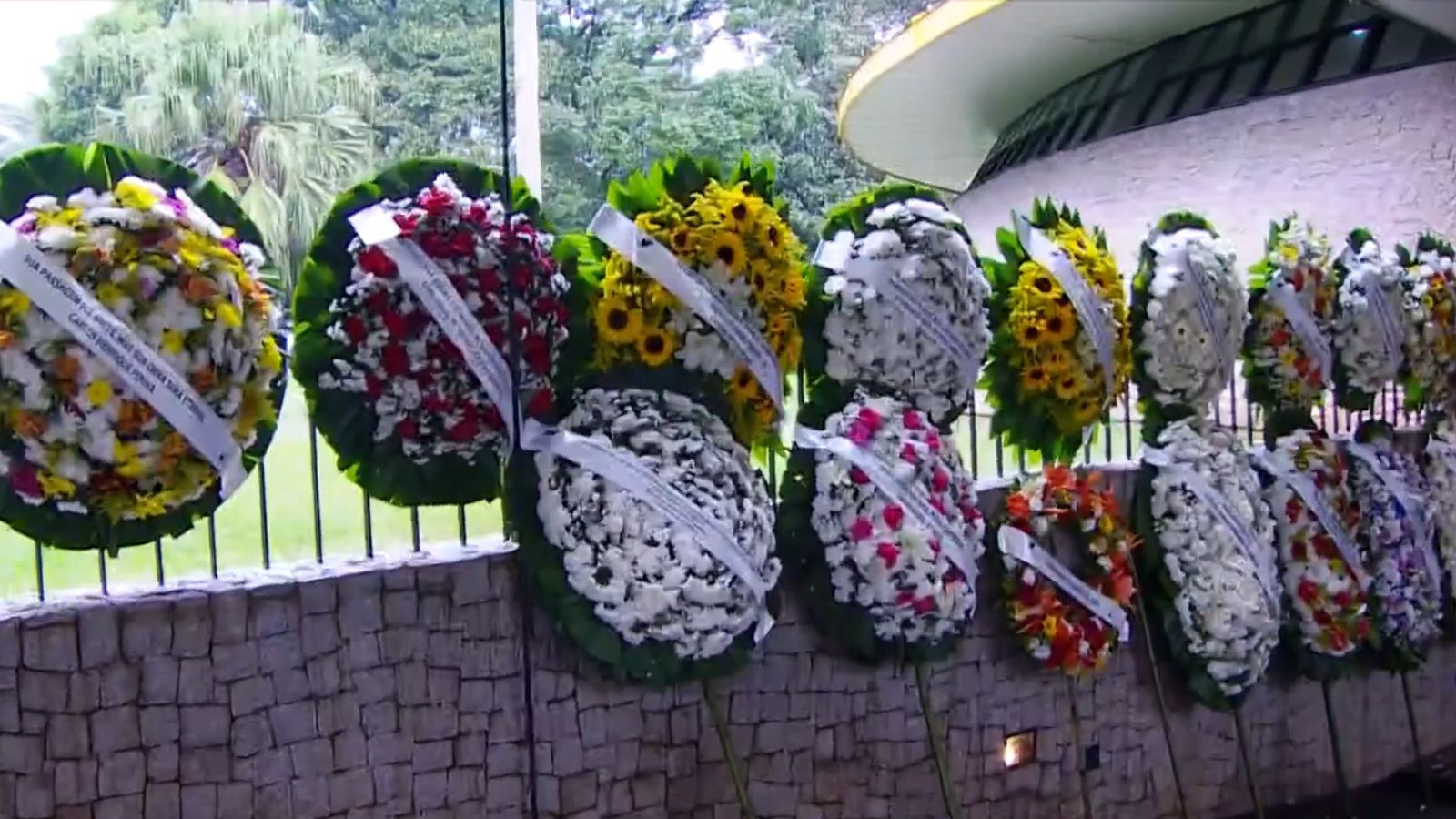 Famosos enviaram coroas de flores para velório de Rita Lee. Foto: Reprodução/Globo - 10.05.2023 