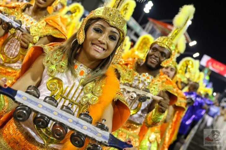 Chocalho: Instrumento de percussão composto por pequenas cápsulas metálicas, o chocalho adiciona um componente de vibração ao som da bateria. Reprodução: Flipar