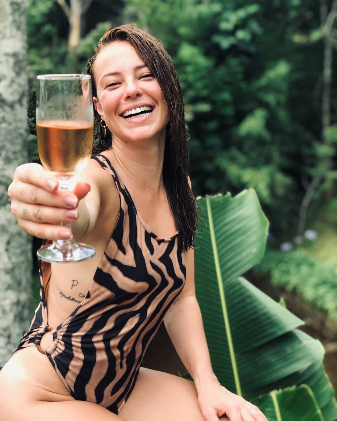 A atriz também inspira quem busca um maiô ao usar um modelo com um belo recorte na lateral. Foto: Reprodução/Instagram