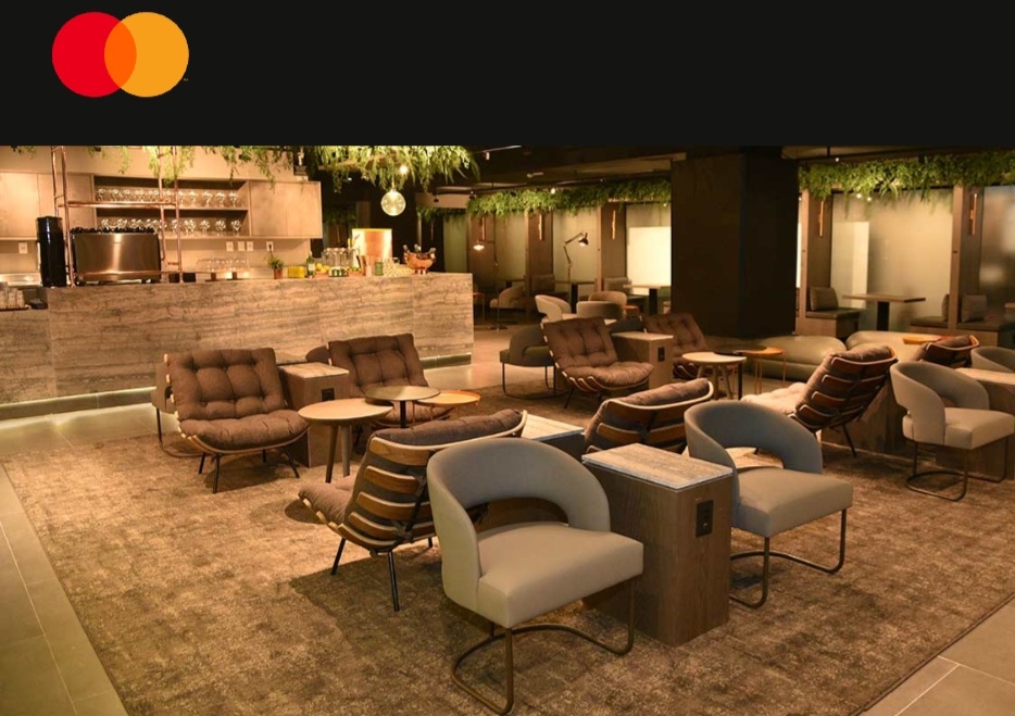 Em 2024, pelo segundo ano consecutivo, o Lounge Mastercard Black foi a “Melhor Sala VIP” na 20ª edição do Prêmio Melhor de Viagem e Turismo 2024/2025. Localizado no piso superior do Terminal 3 do Aeroporto Internacional de Guarulhos, o espaço tem duas áreas (gourmet e estações de trabalho). Reprodução: Flipar