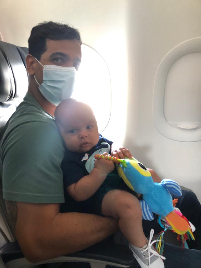 O pequeno Henrique, com três meses, em sua primeira viagem de avião. Foto: Arquivo pessoal
