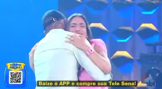 “Obrigado, Deus, obrigado, meu senhor! Deus sabe o que faz!”, vibrou Darlimon que, segundo a apresentadora, compra há mais de 30 anos o título de capitalização criado por Silvio Santos. Ele abraçou Patrícia Abravanel, que emocionou-se e não conseguiu segurar o choro.
 Reprodução: Flipar