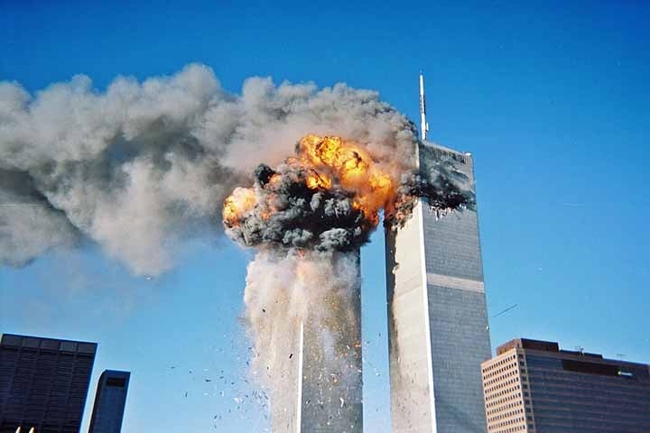 Quando as torres do World Trade Center vieram abaixo em 11 de setembro de 2001, muitos recorreram aos textos de Nostradamus. Quadras que falavam de “fogo do céu” e “duas grandes rochas destruídas” foram rapidamente atribuídas à tragédia em Nova York. Reprodução: Flipar