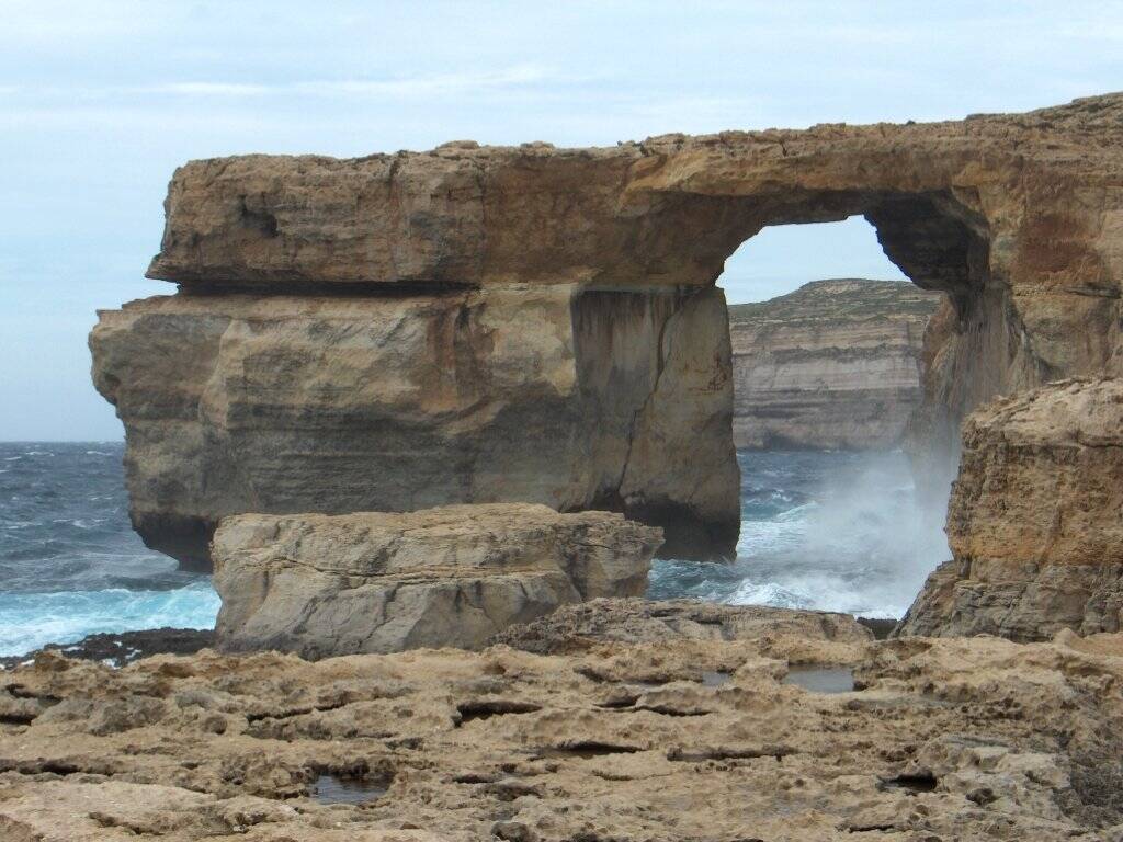 Ilha de Gozo (Malta): as formações rochosas criaram o cenário para o casamento entre Khal Drogo e Daenerys Targaryen. Foto: Wikimedia Commons