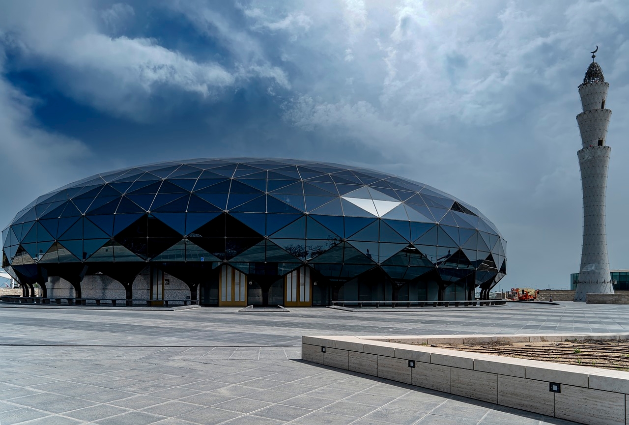 A enorme quantidade de lojas e restaurantes transforma o Hamad, também, num shopping center e ponto de entretenimento. O aeroporto tem até uma mesquita em formato incomum, arredondada, espelhada, num estilo moderno, e com o minarete externo.  Reprodução: Flipar