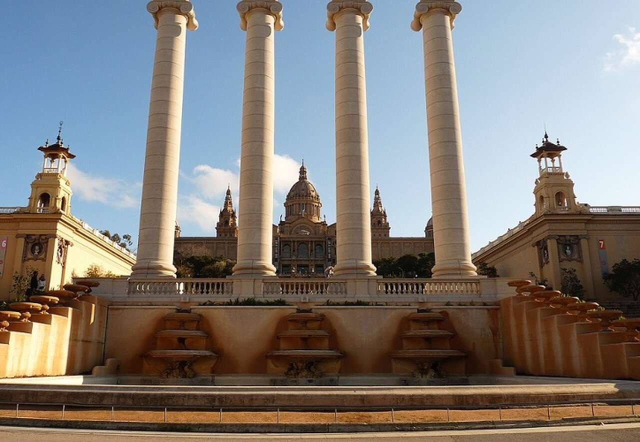 Montjuïc - Montjuïc é uma montanha com vista para Barcelona, famosa por suas atrações culturais e esportivas. O local abrigou a Exposição Internacional de 1929 e os Jogos Olímpicos de 1992. Entre suas atrações estão o Castelo de Montjuïc e o Museu Nacional de Arte da Catalunha. Reprodução: Flipar