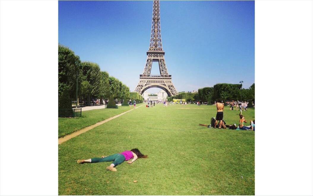 Ela também já se fingiu de morta diante da Torre Eiffel. Foto: Reprodução/Instagram/@stefdies
