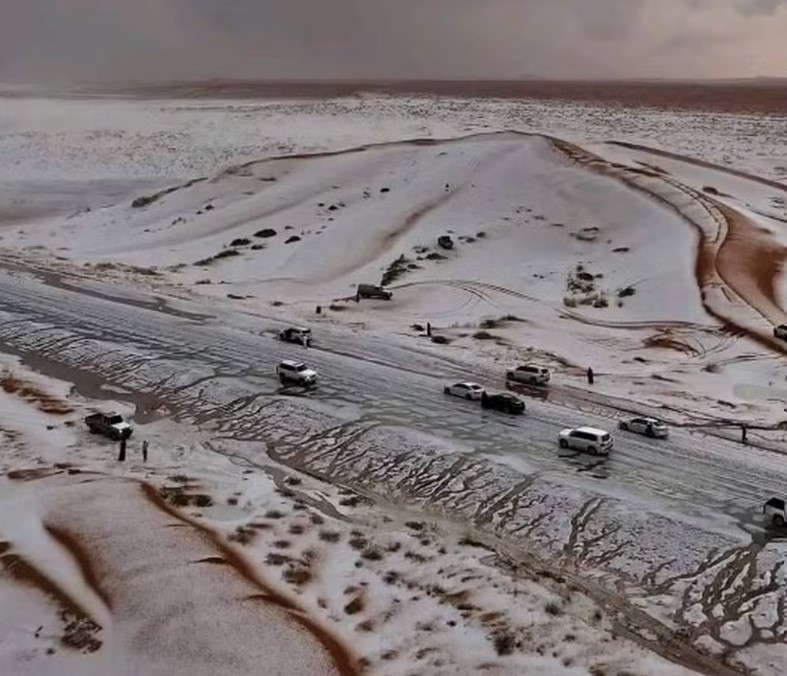 Pela primeira vez o fenômeno foi registrado em Al-Nafud. O deserto saudita chega a registrar mais de 50ºC em algumas partes, o que faz da presença de flocos de neve algo ainda mais impressionante. 
 Reprodução: Flipar