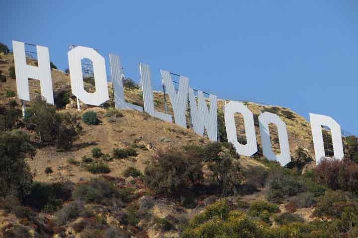 Inaugurado em 1923 o famoso letreiro de Hollywood tinha originalmente a palavra land (terra) no fim. Ou seja, Hollywoodland. Mas essa parte foi removida em 1949. Reprodução: Flipar