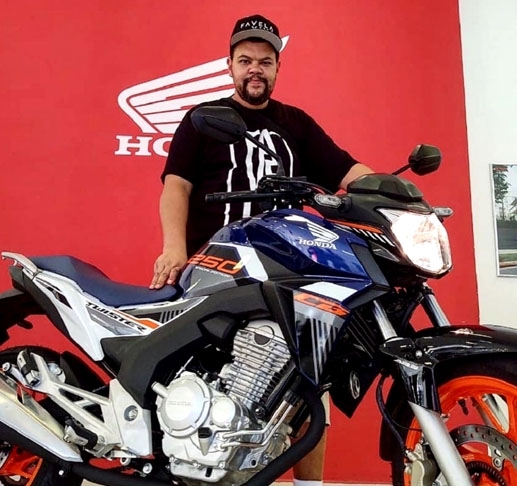 Babu Santana - O cantor e ator, ex-BBB,  ganhou do programa uma Honda CB Twister. A moto foi o prêmio pela vitória na segunda prova do Anjo no ‘Big Brother Brasil 20’.  Reprodução: Flipar