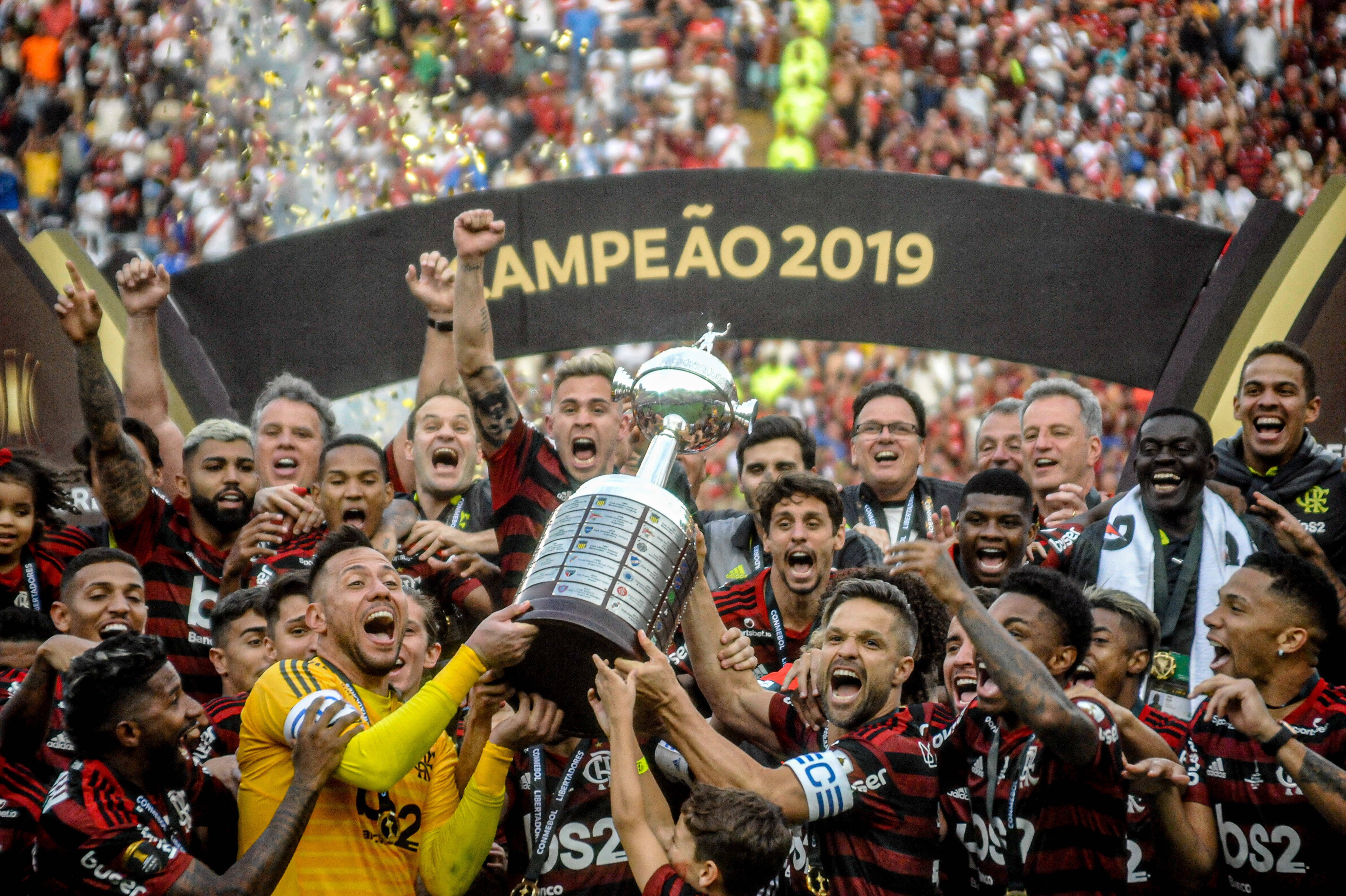 Jogadores do Flamengo levantam a taça de campeão da Libertadores 2019. Foto: Nayra Halm/Fotoarena/Agência O Globo
