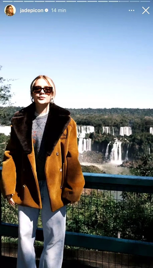 Recentemente, a influenciadora, ex-BBB e atriz Jade Picon também esteve nas Cataratas do Iguaçu. Cheia de estilo, ela apareceu com uma elegante roupa de frio condizente com o clima no sul do Brasil.  Reprodução: Flipar