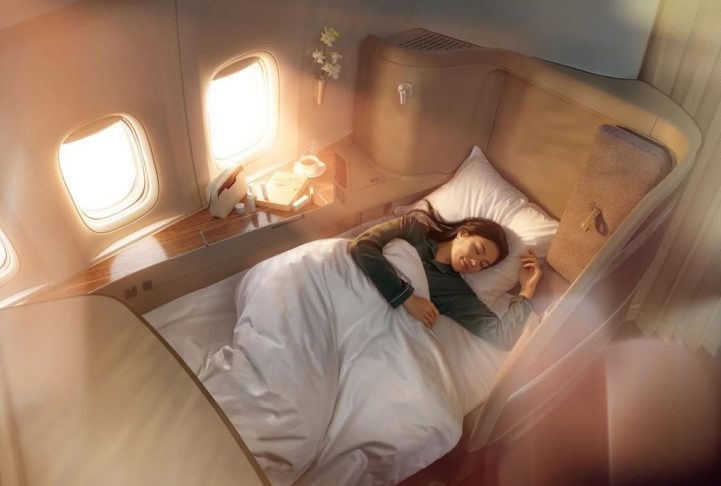 4º) Cathay Pacific (Hong Kong) - Fundada em 1946, a Cathay Pacific é elogiada por suas classes premium, com assentos que se transformam em camas e menus assinados por chefs renomados. Reprodução: Flipar