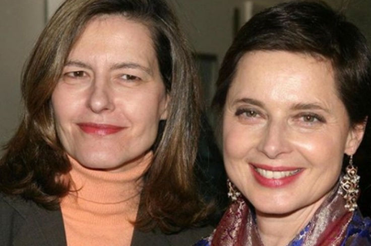 Nascida em Roma, capital da Itália, Isabella Rossellini, 72, tem uma irmã gêmea, a professora universitária Ingrid isotta Rossellini. 

 Reprodução: Flipar