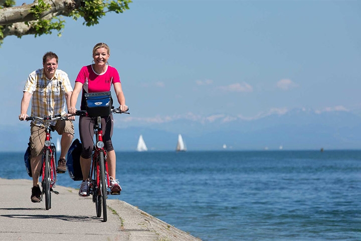 O Bodensee-Radweg, uma ciclovia que circunda o lago, é uma das mais populares da Europa, permitindo aos ciclistas explorar os três países.  Reprodução: Flipar