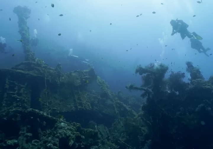 O navio encalhou e permaneceu na superfície por 30 anos. Em 1963, a embarcação foi movida para águas rasas perto da costa por conta de uma erupção vulcânica.  Reprodução: Flipar