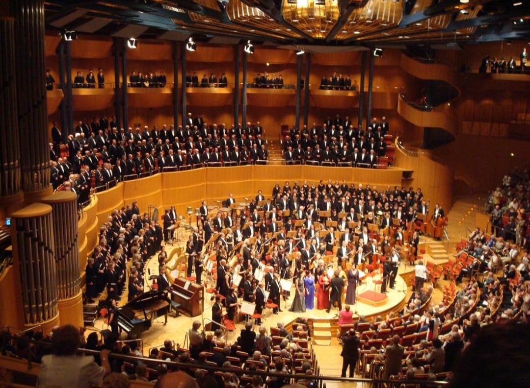 Para os interessados em espetáculos de música clássica, a cidade alemã oferece a Ópera de Colônia. Inaugurado em 1957, o teatro é um dos mais importantes da Alemanha, com arquitetura modernista  e conhecido por suas produções inovadoras e renomadas.

 Reprodução: Flipar