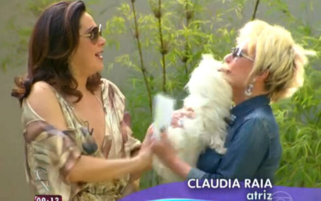 Ana Maria Braga levou inúmeras lambidas do cachorro de Claudia Raia no 'Mais Você'. Foto: Reprodução