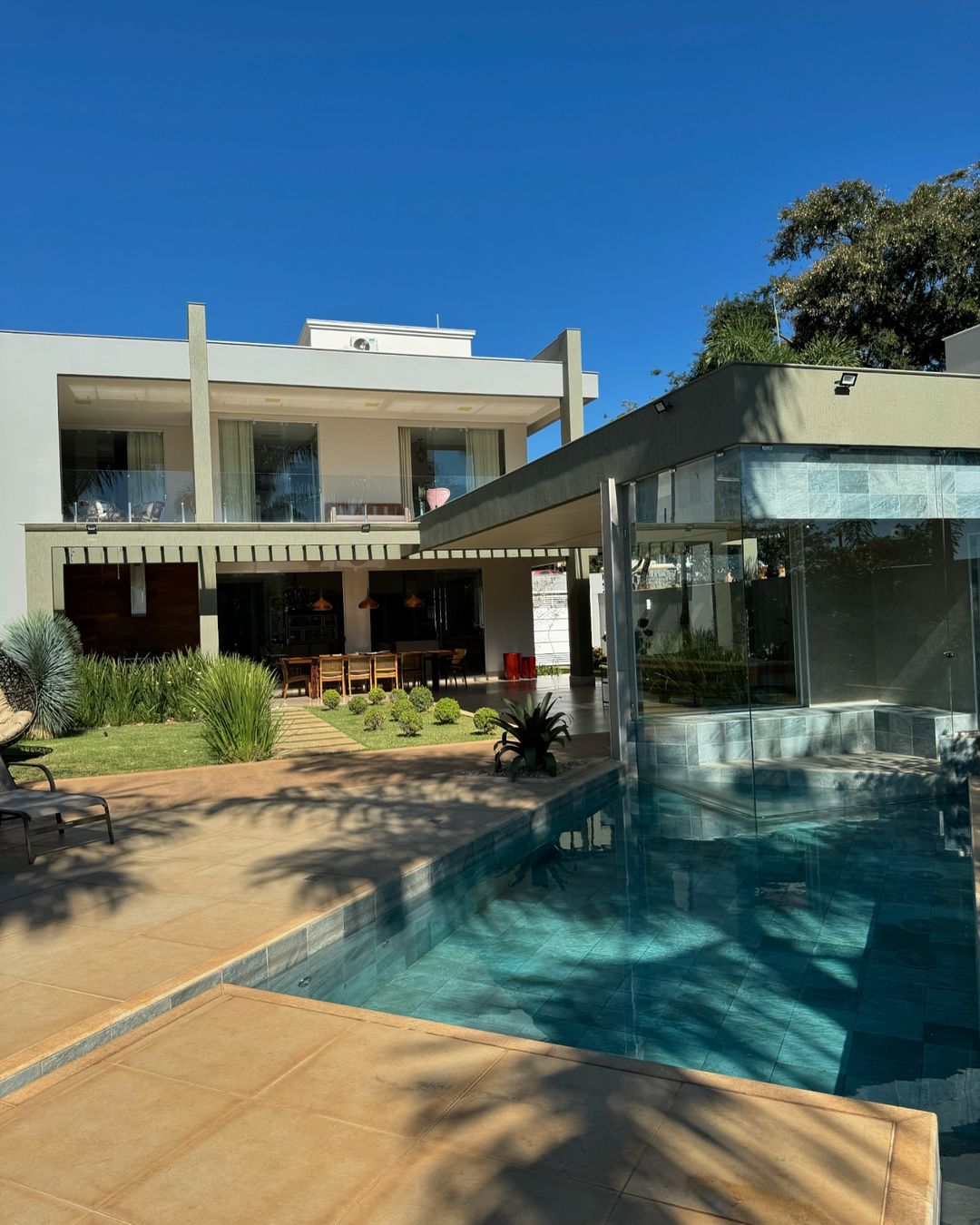 De biquíni, Gabi Martins curte piscina da nova mansão Reprodução/Instagram
