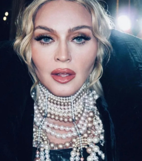 “Tudo em minha vida é desafiador”, desabafou a artista na legenda de foto com amigos e o namorado Akeem Morris, de 28 anos. Madonna demonstrou otimismo em terminar o filme: “Se você deseja muito algo na vida, o universo inteiro conspirará para ajudá-lo a conseguir”. 

 Reprodução: Flipar