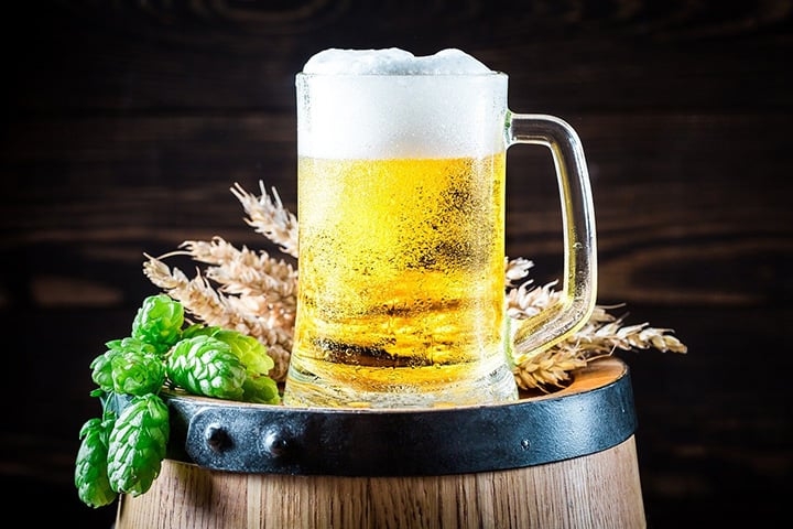 Dicas número 8: Reduza o consumo de bebidas alcoólicas - Bebidas alcoólicas são hipercalóricas, sendo que quanto maior o  teor de álcool, mais calorias a bebida terá. Por isso, tente substituir a cerveja por um suco, por exemplo.  Reprodução: Flipar