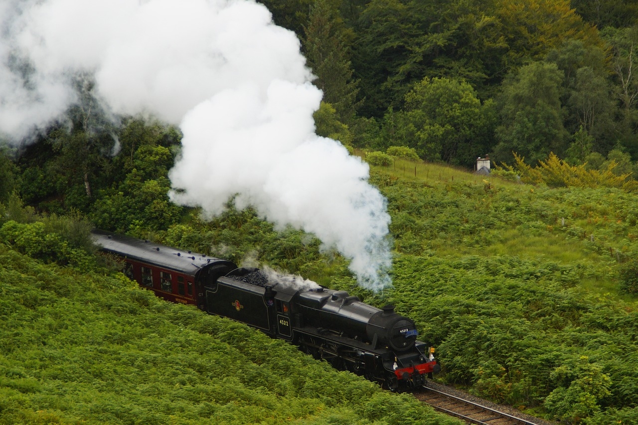 A ideia de fazer um passeio de trem com inspiração em Harry Potter está relacionado ao embarque dos alunos para iniciarem os estudos em Hogwarts, na estação de trem de King’s Cross, em Londres, plataforma 9¾ no livro. Reprodução: Flipar