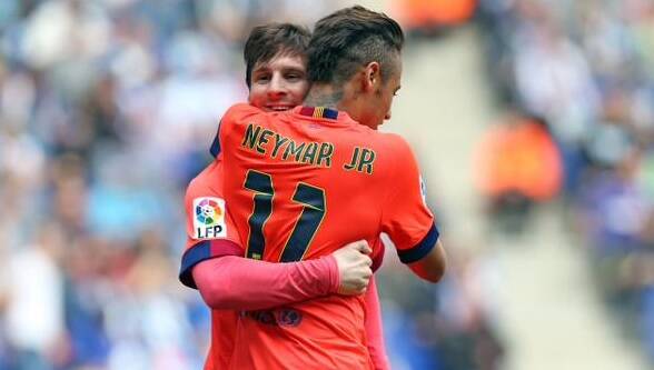 Messi comemora o segundo gol do Barcelona ao lado de Neymar. Foto: DIVULGAÇÃO BARCELONA