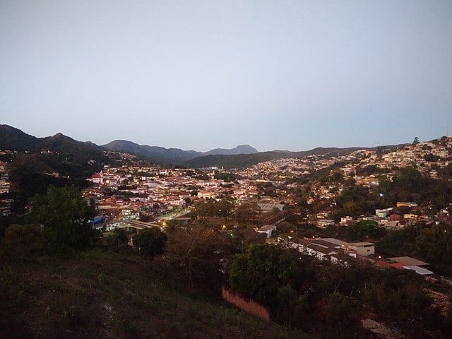 O município de Sabará fica na Região Metropolitana de Belo Horizonte e, dos 302 km² de área, apenas 31 km² são em perímetro urbano. A vasta área sem povoamento facilitou o pouso forçado sem risco para moradores.