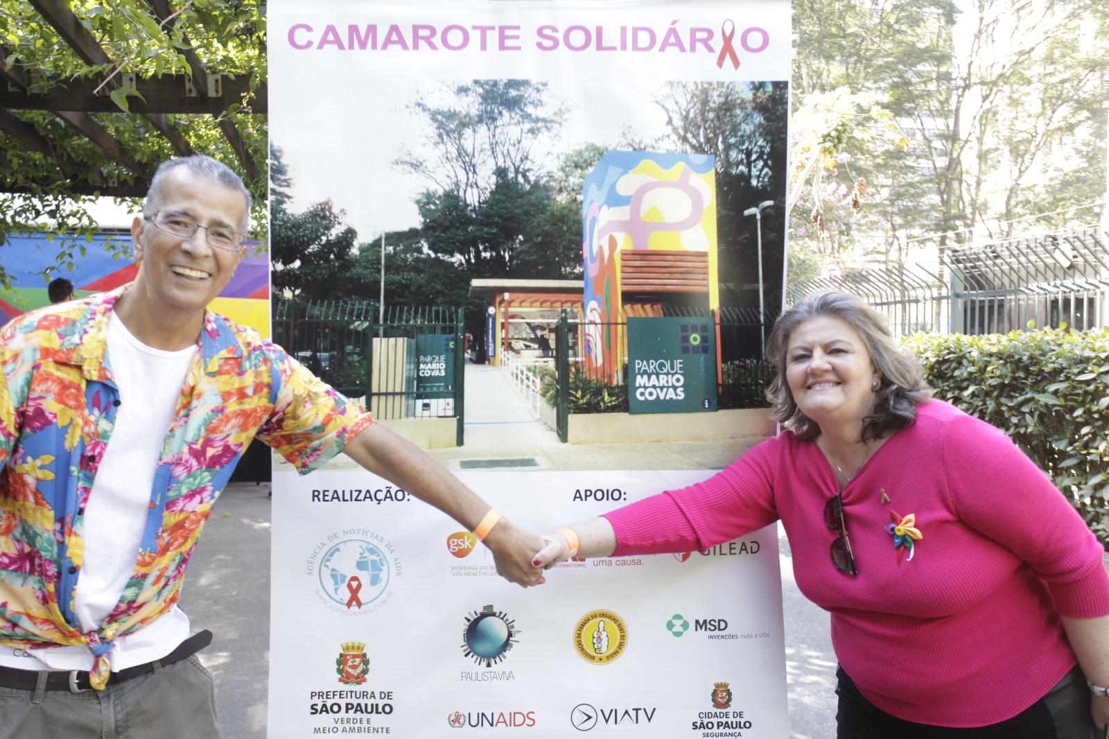 Roseli Tardelli, à direita, abre o Camarote Solidário no Parque Mario Covas. Foto: Agência Aids