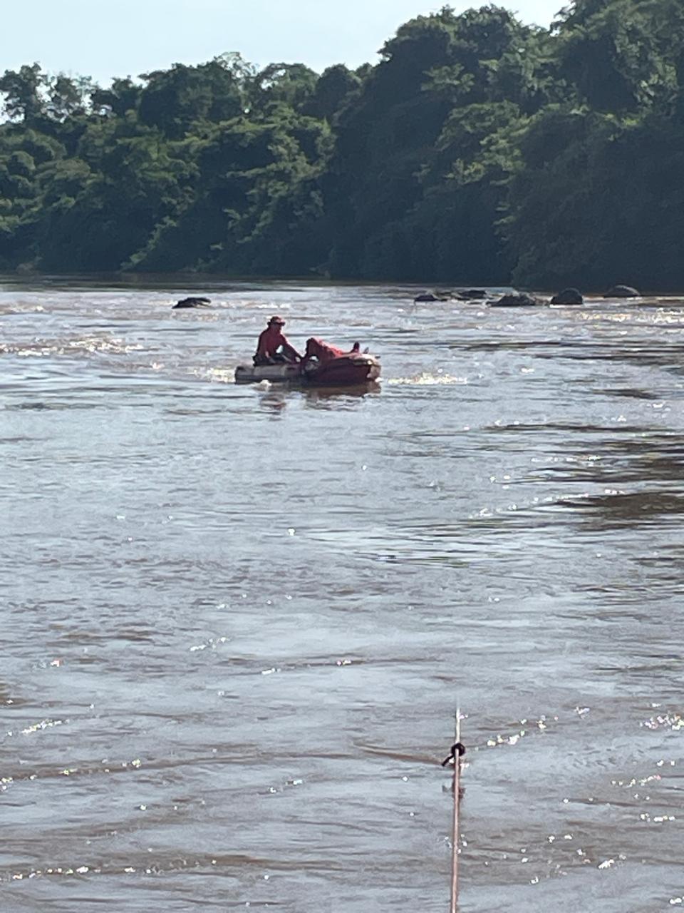 Ele estava sozinho na canoa quando lançou o equipamento e foi jogado para dentro do rio. Foto: Divulgação/Corpo de Bombeiros de Goiás
