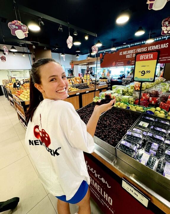 Larissa Manoela no mercado Reprodução: Instagram