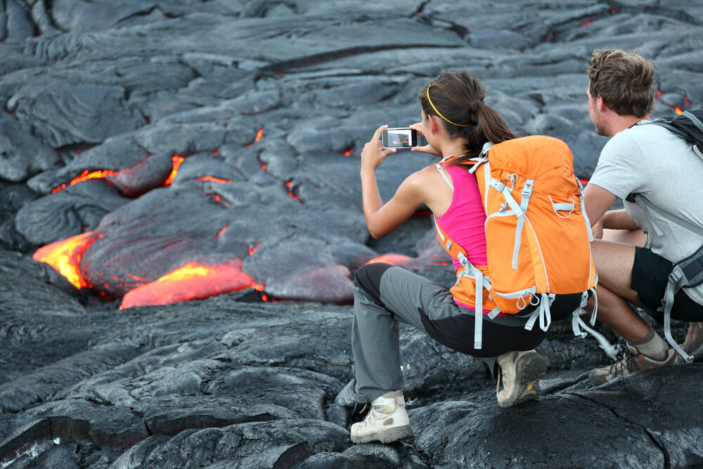 Quer chegar pertinho da magma quente e conhecer tudo sobre os vulcões no Havaí? Este parque é o lugar certo para isso. Foto: shutterstock 