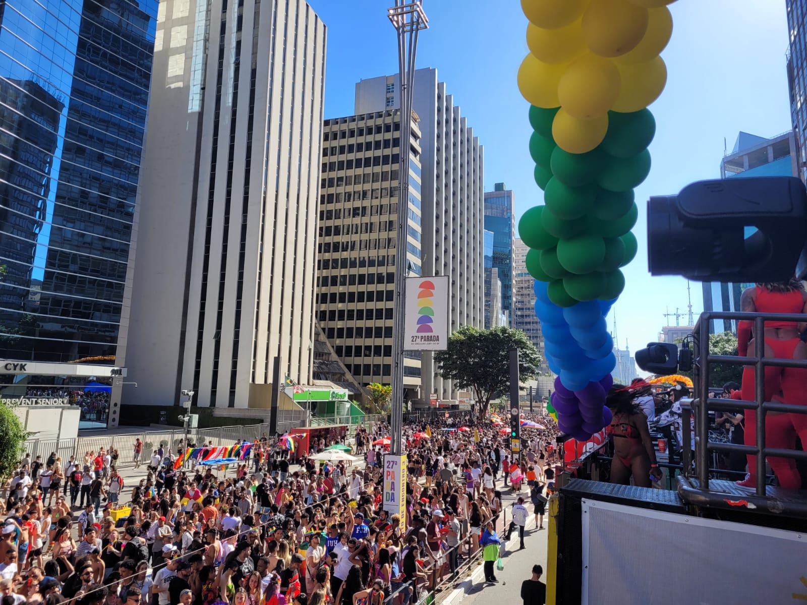 Balões nas cores do arco-íris colorem um dos trios da Parada