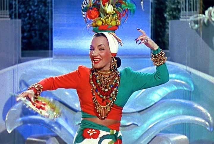 Carmen Miranda (1909 - 1955) - Nascida em Portugal, foi batizada Maria do Carmo Miranda da Cunha e ganhou o nome artístico de Carmen já no Brasil, para onde emigrou com a família com menos de um ano de idade. Artista de grande esplendor, com figurino inconfundível, foi estrela da chamada Era de Ouro do Rádio e de musicais no cinema antes de partir para os Estados Unidos, onde fez carreira célebre e ajudou a divulgar o nome do Brasil. 
 Reprodução: Flipar