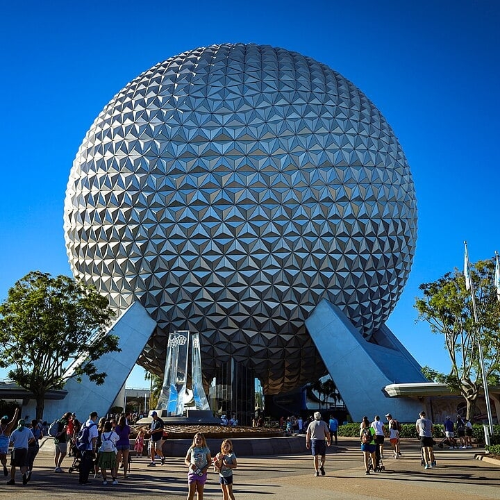 Além disso, possui resorts, áreas de compras e atividades recreativas. É um dos destinos turísticos mais visitados e celebrados por sua magia e inovação. Reprodução: Flipar