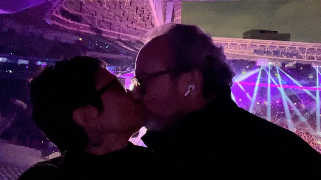 Sandra Annenberg e Ernesto Paglia se beijam em show. Foto: Reprodução Instagram - 9.4.2025