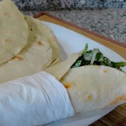 As tortillas têm uma receita simples. Para fazer essa massa, necessita-se de farinha de trigo, fubá, sal, manteiga e água morna.  Reprodução: Flipar