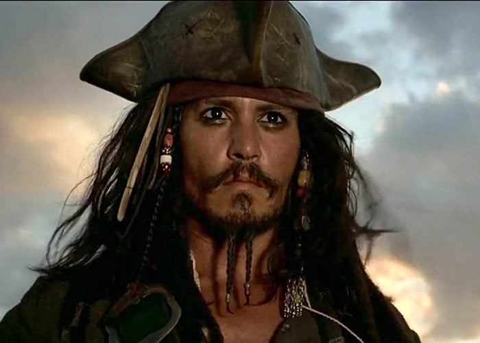 A Walt Disney Studios tenta uma reconciliação com Johnny Depp e parece disposta a investir alto para convencer o ator a reviver o Capitão Jack Sparrow na saga “Piratas do Caribe” . Segundo a imprensa americana, a Disney teria oferecido 249 milhões de euros (cerca de R$ 1,7 bilhão) para recontratar o astro. 
 Reprodução: Flipar