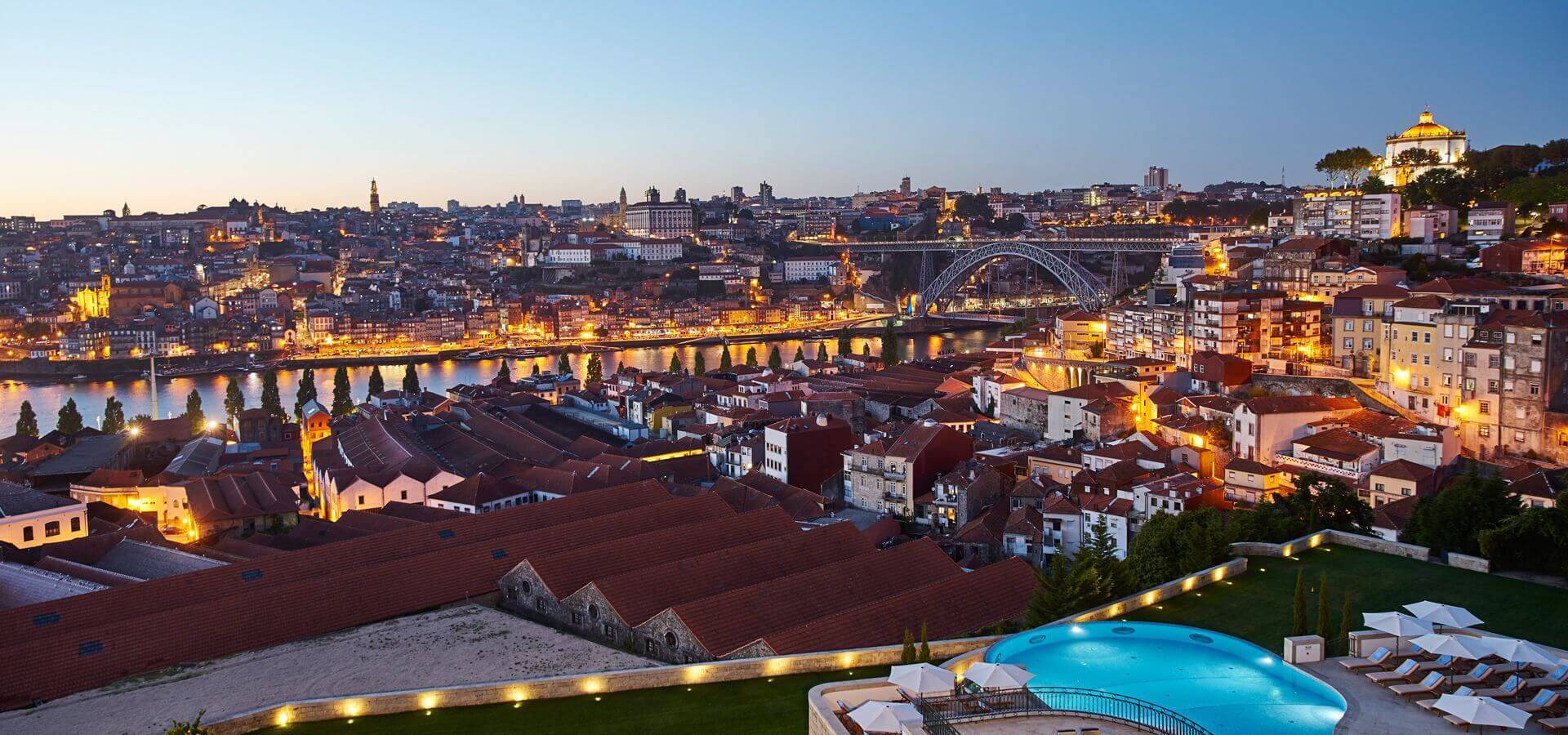 Vista ao anoitecer da cidade de Porto, o Rio Douro e a Ponte Luís I. Foto: Divulgação/The Yeatman Hotel