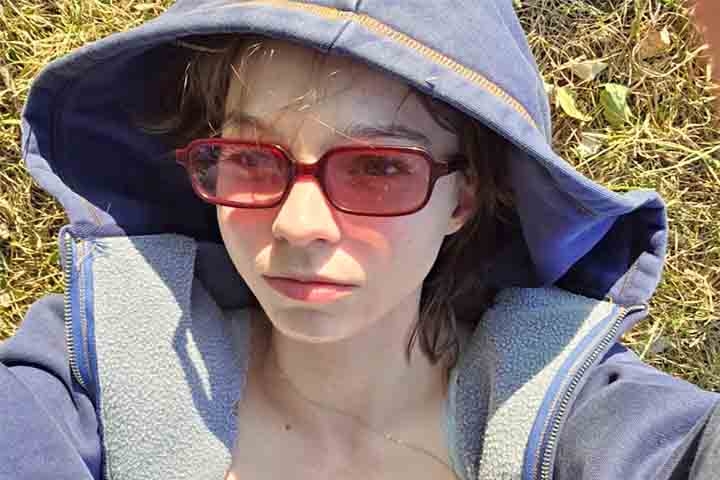 Emma Myers, famosa pelo papel de Enid Sinclair na série “Wandinha”, apareceu entre as atrizes mais buscadas no Google em 2025. O Flipar mostra a seguir curiosidades de sua trajetória.
 Reprodução: Flipar