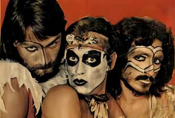 No início da década de 70, já passando dos 30 anos, o cantor entrou na banda Secos e Molhados, onde iniciaria a carreira de sucesso que já dura mais de meio século. 

 Reprodução: Flipar