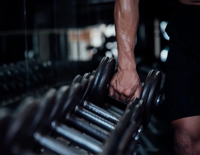 Dicas número 6: Ganhe massa magra - Um quilo de músculo queima 2,5 vezes mais calorias que 1 kg de gordura quando em repouso. Por isso, tenha uma boa rotina de treinos na academia, pois levantar peso direcionado nos músculos é a forma mais prática e eficaz de desenvolver seus músculos.  Reprodução: Flipar